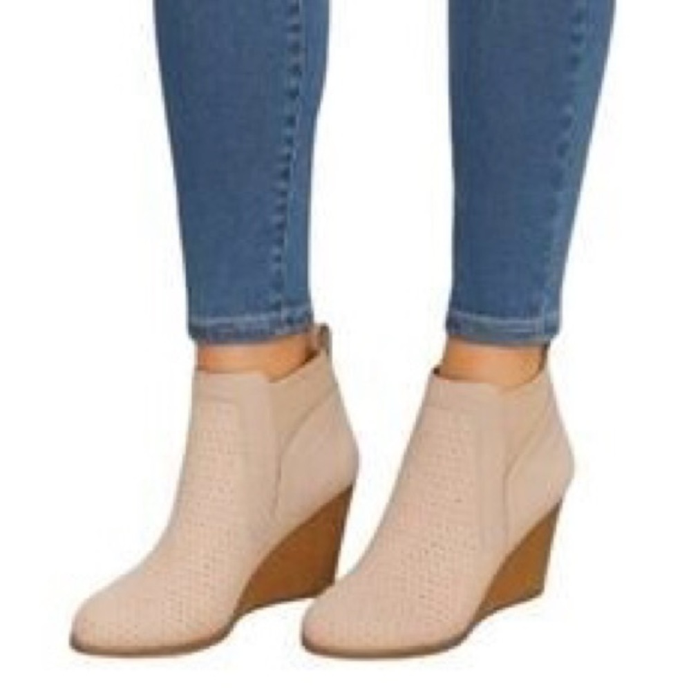 Dolce Vita Beige Gerdy Ankle Block Heel Booties Sizes 7 and 10 NWOB - Picture 8 of 8
